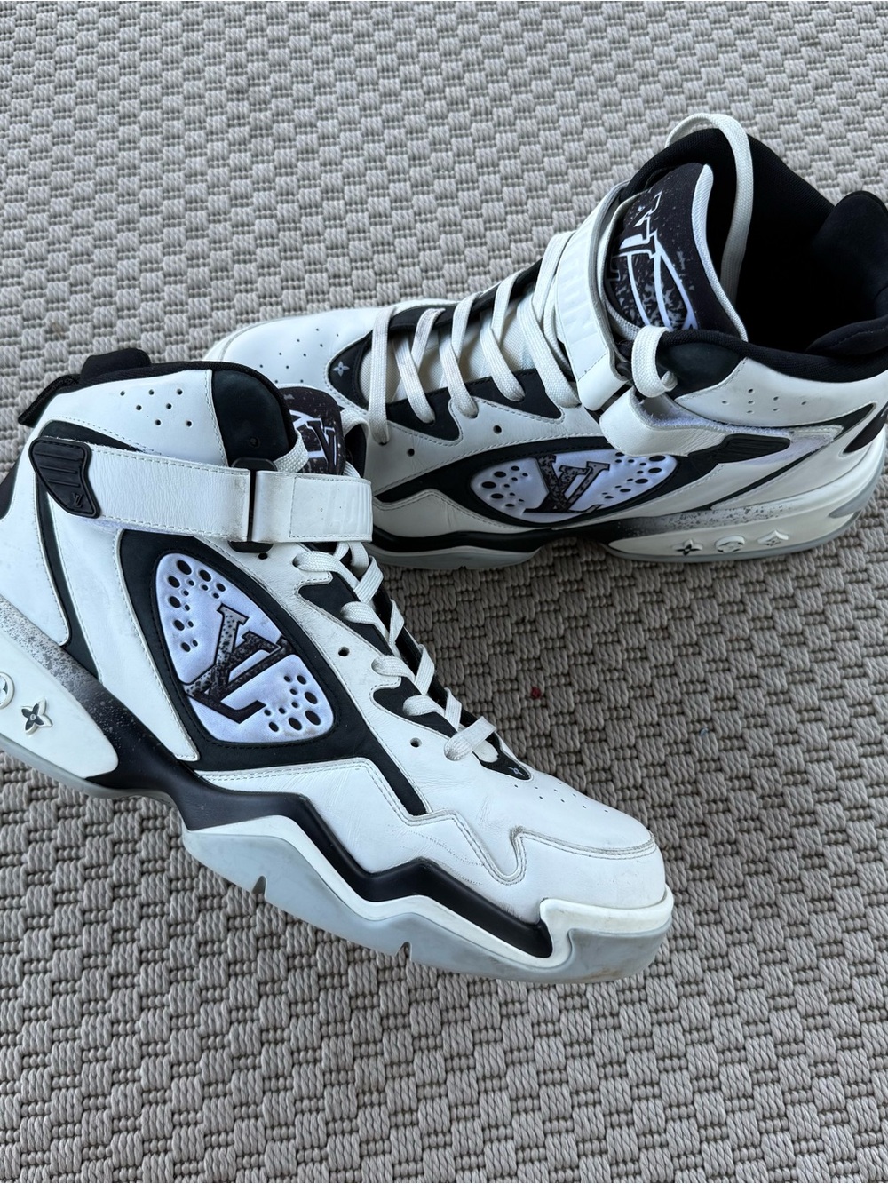 Louis vuitton LV trainer 2 hightop sneakers